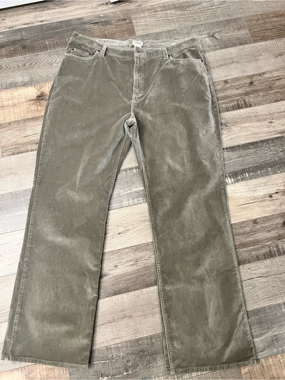 L.L. Bean Straight-Leg velvet feel Jeans in grey size 18 EUC